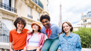 jeunes français devant la tour Eiffel